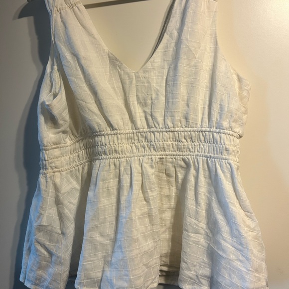 White Window Pane V-Neck Sleeveless Tank - Picture 4 of 5